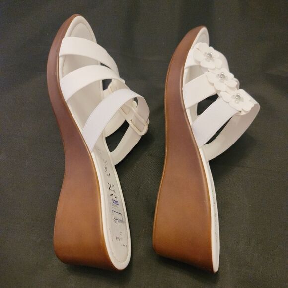 BRAND NEW ITALIAN SHOEMAKER SIDE FORAL DESIGN WEDGE SANDAL - Picture 5 of 15